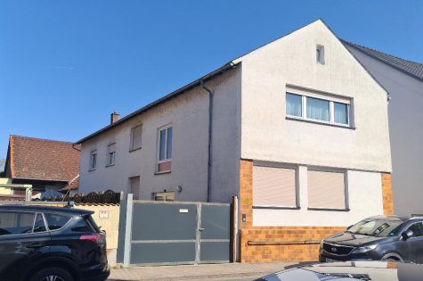 Verkauft!!! Büttelborn / Klein-Gerau, geräumiges 1-2 Familienhaus mit großer Scheune und Pferdekoppel, 64572 Büttelborn, Haus